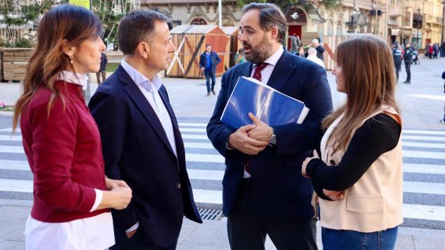 Paco Núñez, con Manuel Serrano y otras personas en Albacete.