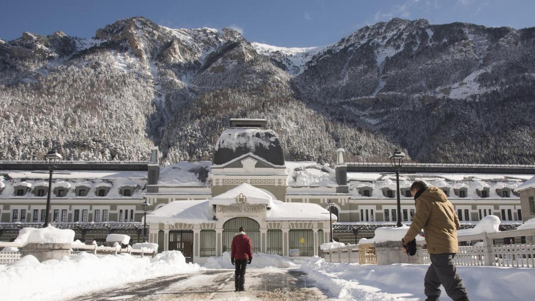 La antigua estación de tren de Canfranc, en el Pirineo, durante la borrasca Fien de 2023.