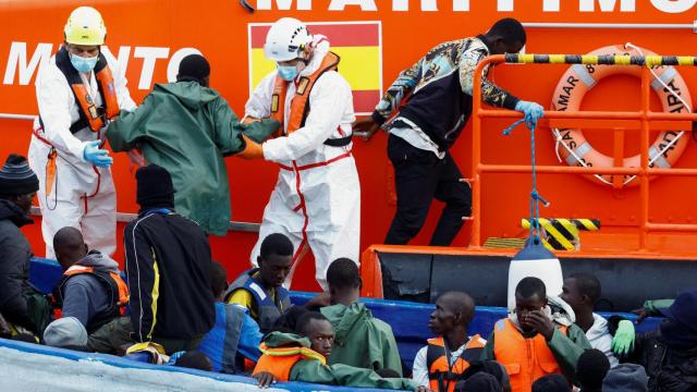 Decenas de inmigrantes a bordo de un cayuco en La Restinga, en la isla de El Hierro, el pasado 25 de noviembre.