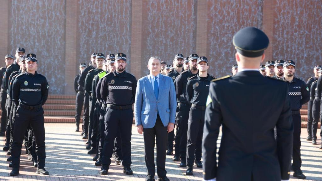 El consejero Antonio Sanz, junto a policías locales en un acto en Sevilla.