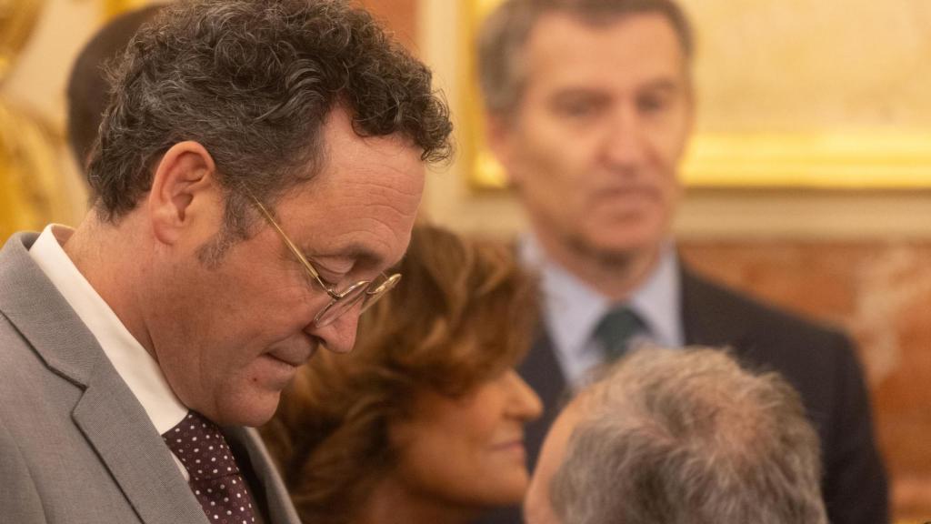 El fiscal general del Estado, Álvaro García Ortiz, observado por Alberto Núñez Feijóo, presidente del PP, en los actos del día de la Constitución.