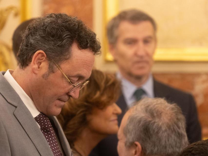 El fiscal general del Estado, Álvaro García Ortiz, observado por Alberto Núñez Feijóo, presidente del PP, en los actos del día de la Constitución.