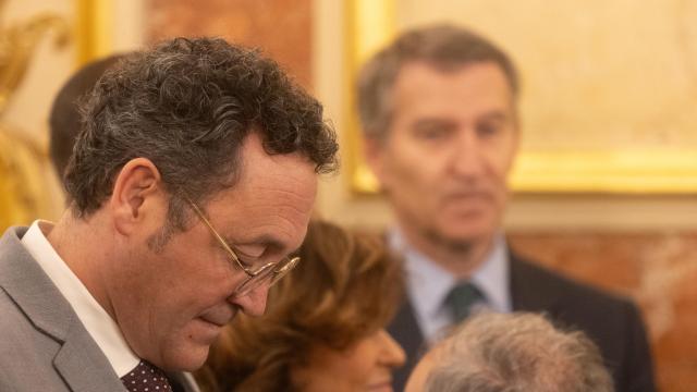 El fiscal general del Estado, Álvaro García Ortiz, observado por Alberto Núñez Feijóo, presidente del PP, en los actos del día de la Constitución.