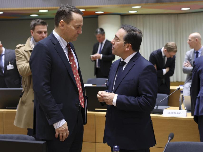 El ministro José Manuel Albares conversa con su homólogo polaco Radoslaw Sikorski durante el Consejo de Exteriores de este lunes en Bruselas