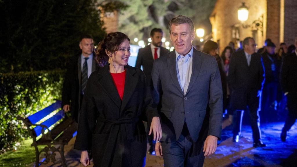 La presidenta de la Comunidad de Madrid, Isabel Díaz Ayuso, y el presidente del PP, Alberto Núñez Feijóo, a su llegada a la cena de Navidad del partido, en el Palacio de Negralejo.