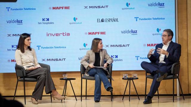 De izq. a dcha.: Josune Méndez (AESTE), Mercedes Rivera (EL ESPAÑOL-Invertia) y Carlos García (Valdeluz-Arpada) en el II Foro Silver Economy .