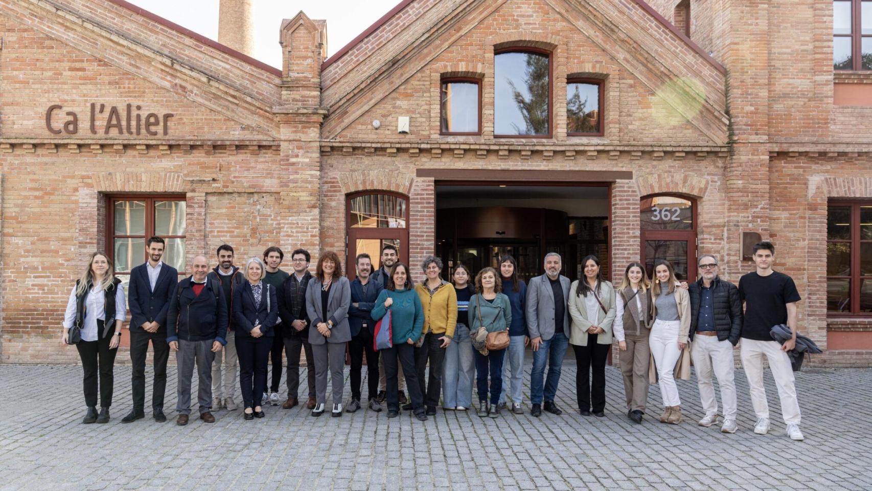 Foto de familia con todos los representantes de los proyectos seleccionados en este programa de innovación del Ayuntamiento de Barcelona.