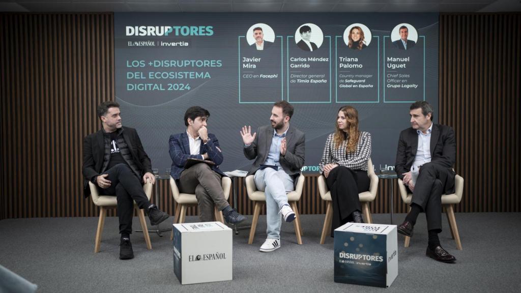 De izquierda a derecha: Javier Mira, CEO en Facephi; Carlos Méndez, director general de Timia España; Alberto Iglesias, subdirector de DISRUPTORES; Triana Palomo, country manager de Safeguard Global en España; y Manuel Uguet, CSO en Grupo Logalty.