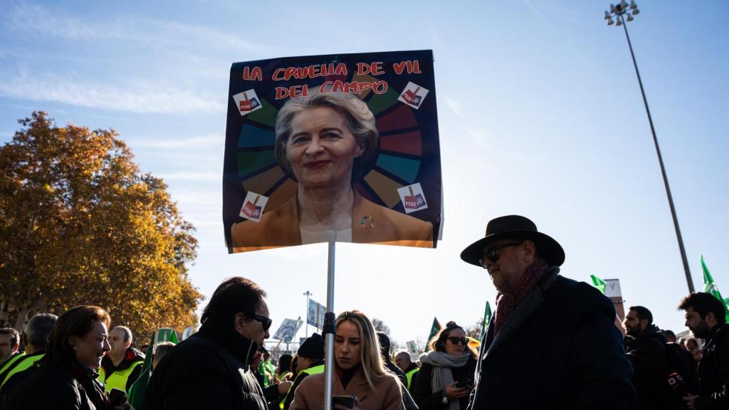 Cartel con la imagen de la presidenta de la Comisión Europea, Ursula Von der Leyen, visto durante la concentración de agricultores y ganaderos este lunes en Madrid.