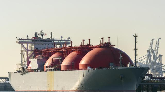 Metanero de GNL (gas natural licuado) atracado en un puerto.