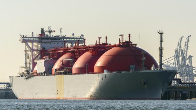 Metanero de GNL (gas natural licuado) atracado en un puerto.