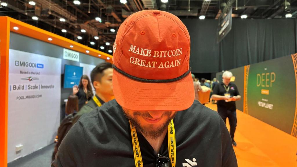 Nick Damico, cofundador de la plataforma de intercambio de criptomonedas Roxom, lleva una gorra con la leyenda Make Bitcoin Great Again.