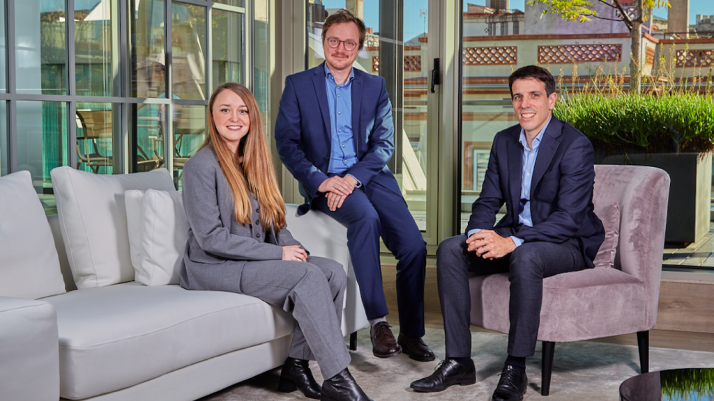 Almudena Méndez, analista en Ysios Capital; Thomas Harth, socio, y Jordi Xiol, socio y asesor principal de Telescope Biotech Fund.