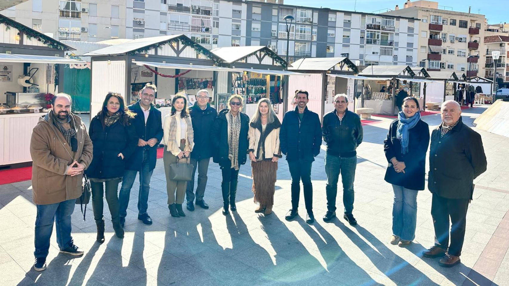 El alcalde de Rincón, Francisco Salado, junto a varios concejales y otros representantes en el mercado navideño.