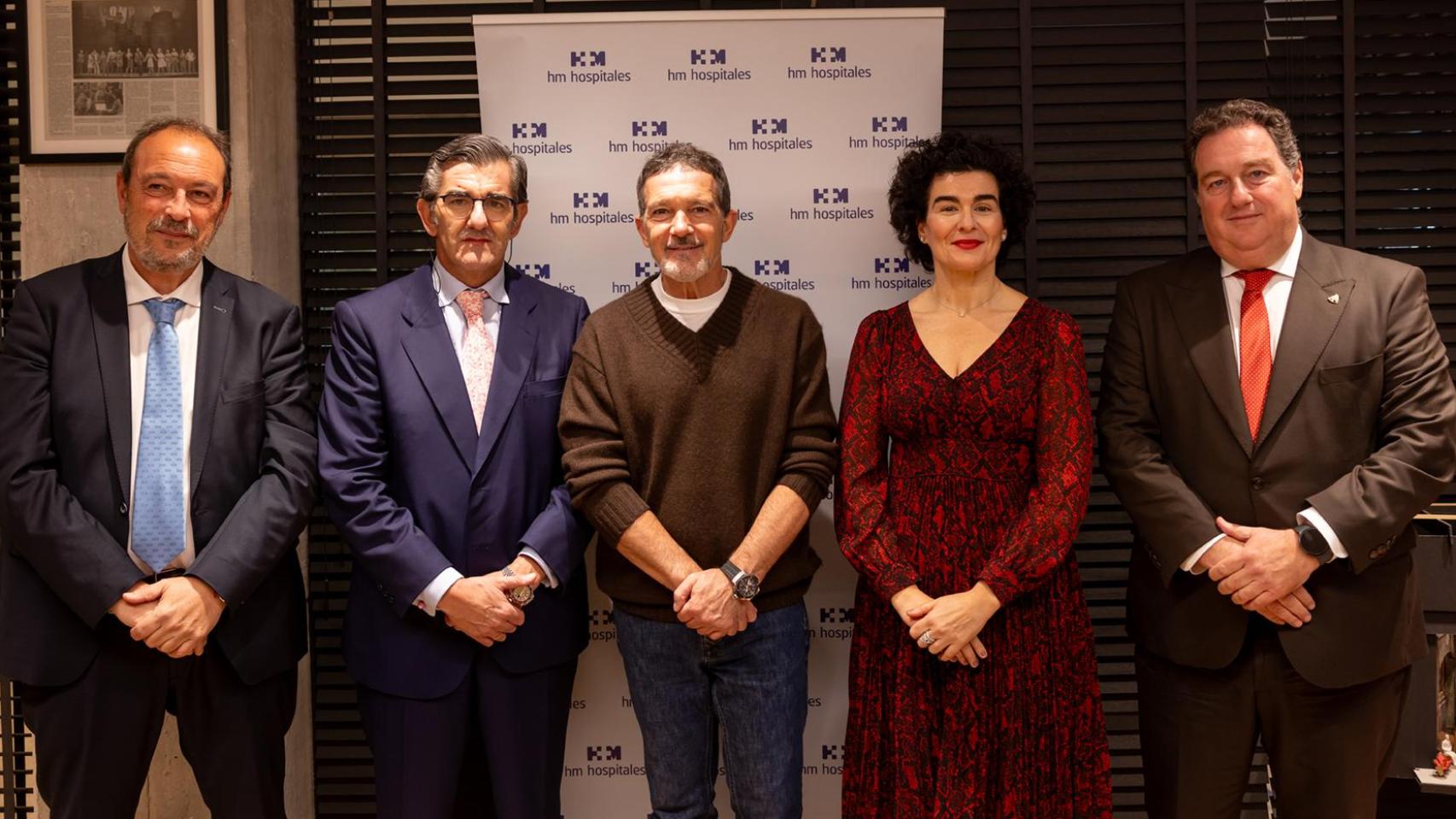 Los doctores Abarca Cidón junto a Antonio Banderas, Jesus Burgos y José María Benavente