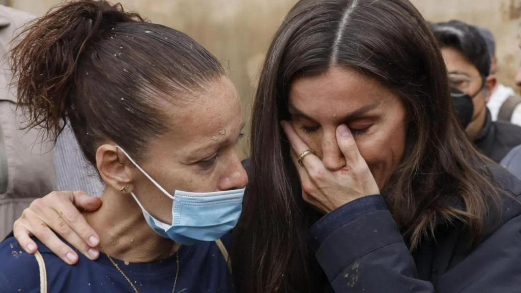 La Reina llora junto a una mujer afectada en Valencia.