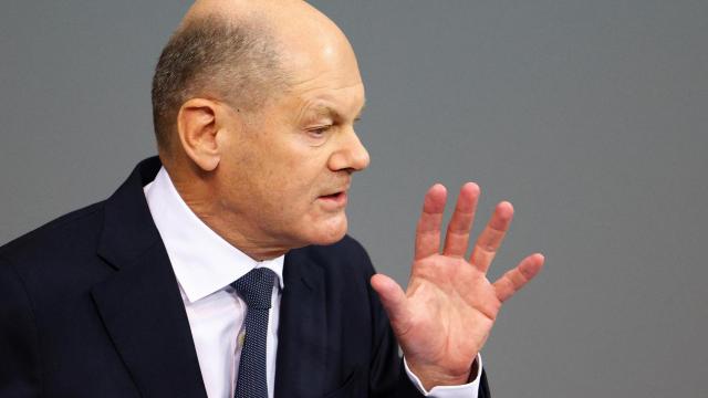 El canciller alemán Olaf Scholz pronuncia un discurso el día de un voto de confianza.