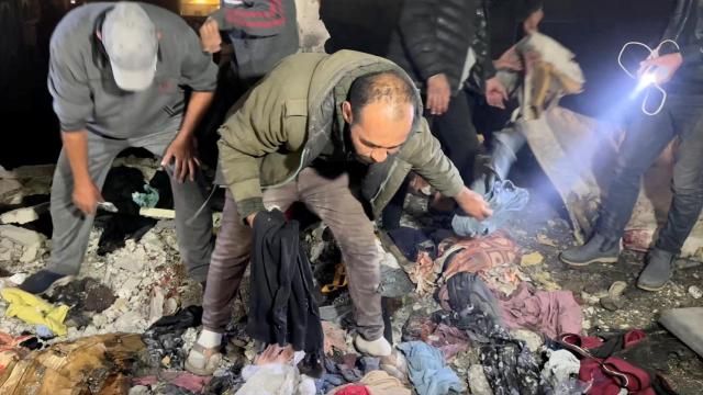 Palestinos buscan en los restos de  la escuela Ahmed Abdel Aziz de Jan Yunis, en el sur de la Franja de Gaza.