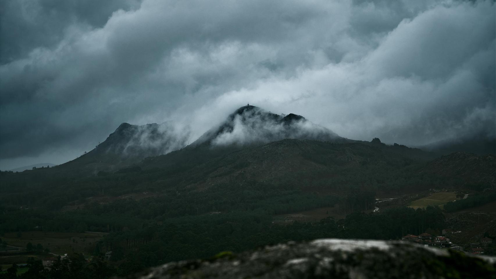 Una tarde nublada y brumosa en el Monte Galiñeiro