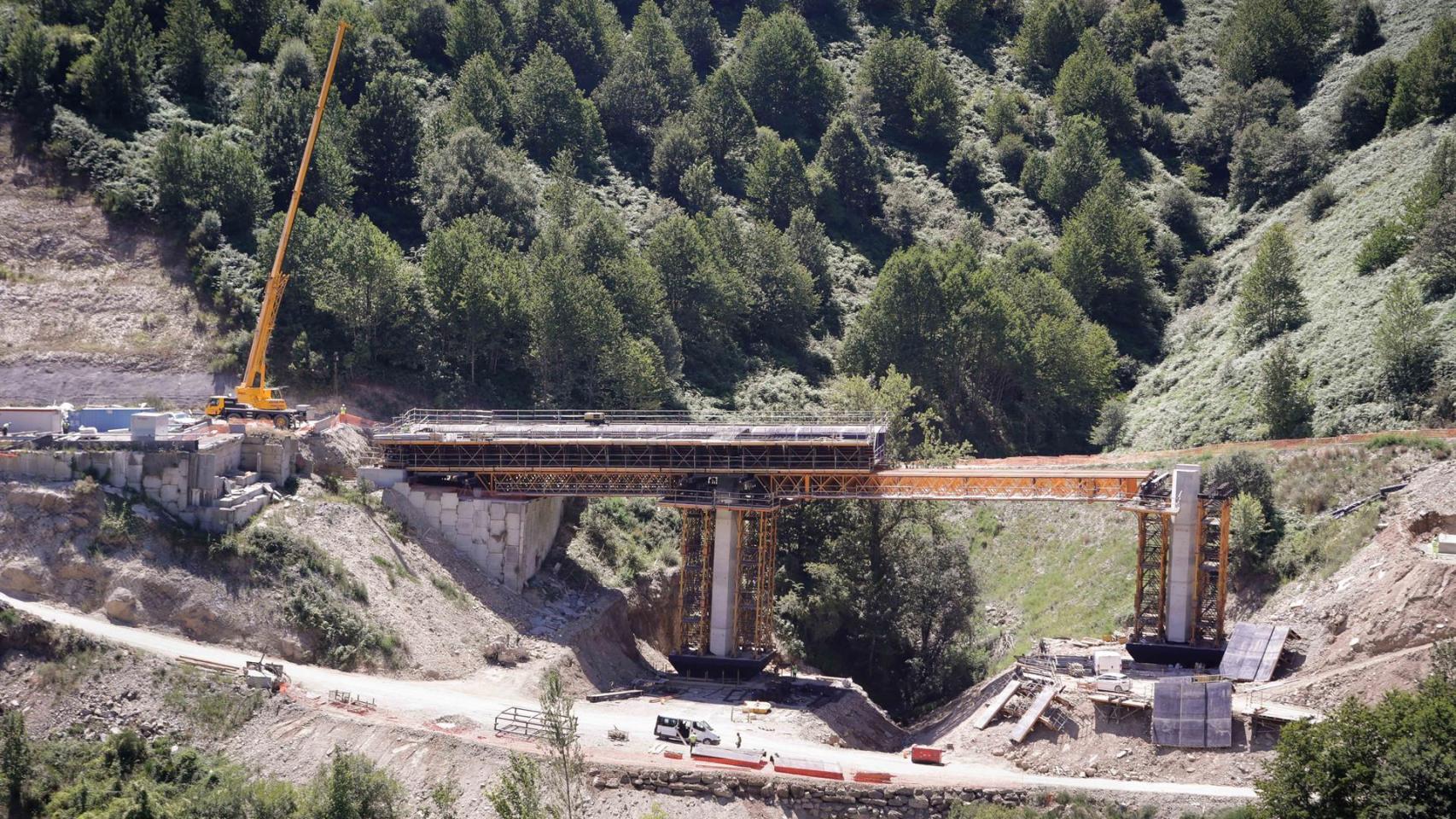 Reabre el viaducto de O Castro, que une Pedrafita y León, en la A-6