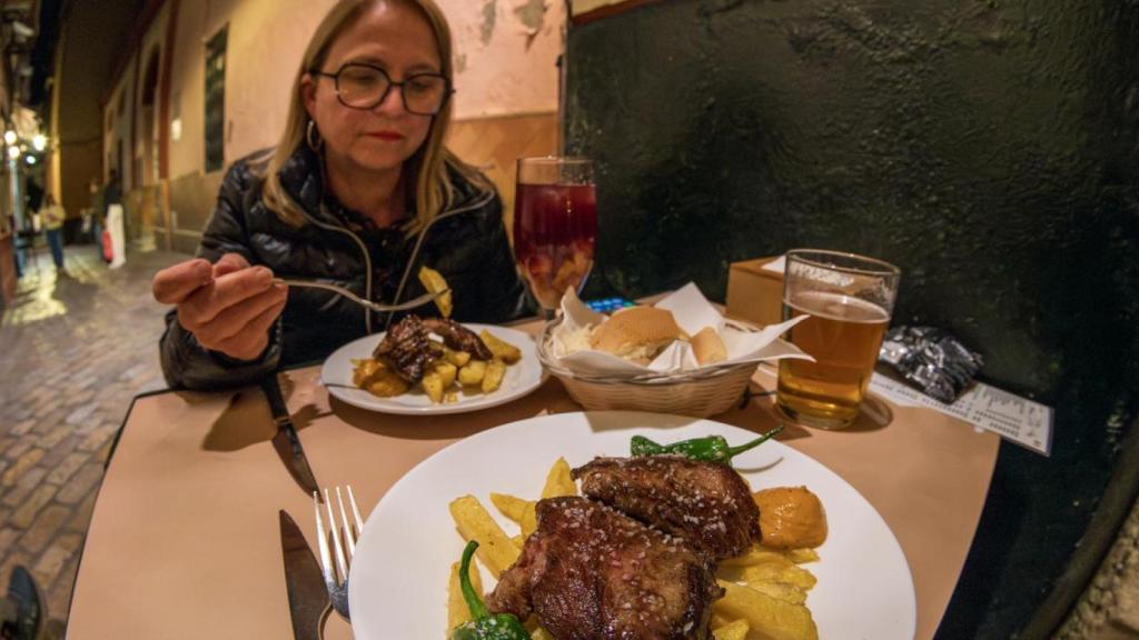 Mujer tomando una tapa.