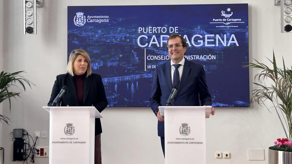 La alcaldesa de Cartagena, Noelia Arroyo, y el presidente de la APC, Pedro Pablo Hernández, durante el Consejo de Administración de la Autoridad Portuaria.