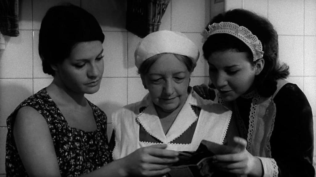 Marisa Paredes, Lina Canalejas y Milagros Leal en El mundo sigue (1965).