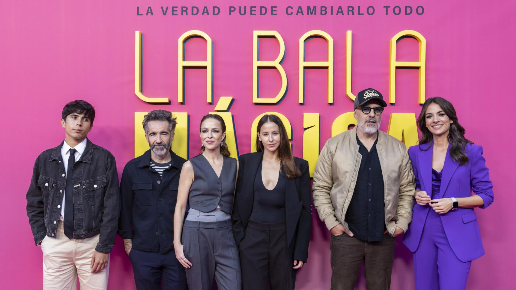 El elenco protagonista de 'La bala mágica', junto a la periodista Esther Vaquero.