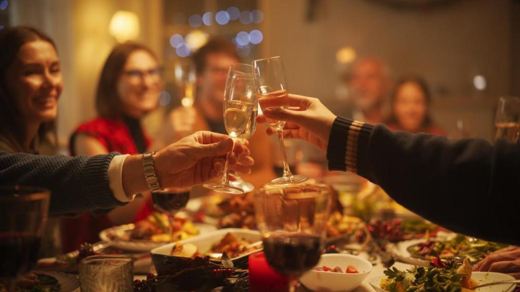 Brindis durante la cena de Navidad.