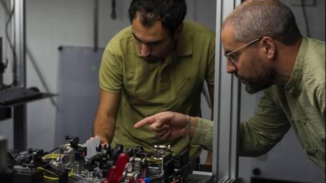 Los investigadores Carlos Antón y Juan V. Vidal realizando pruebas en el laboratorio de Física de Materiales de la Universidad Autónoma de Madrid.