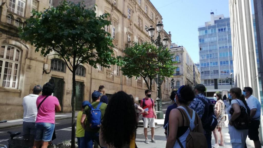 Un guía de Vigo Turístico durante una visita.