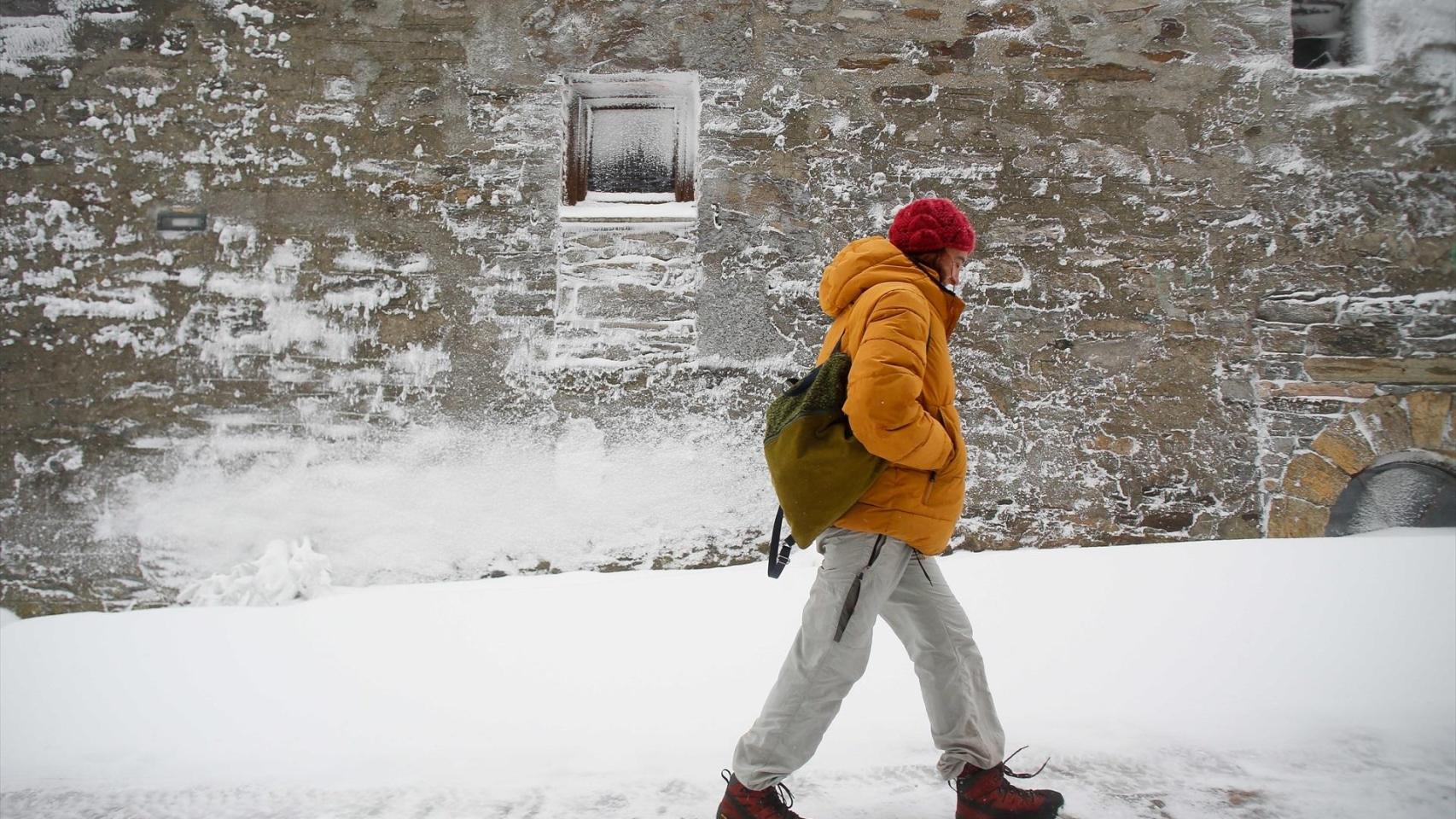 Mujer pasea en la nieve.