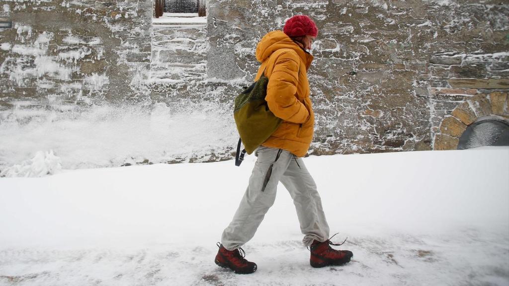 Mujer pasea en la nieve.