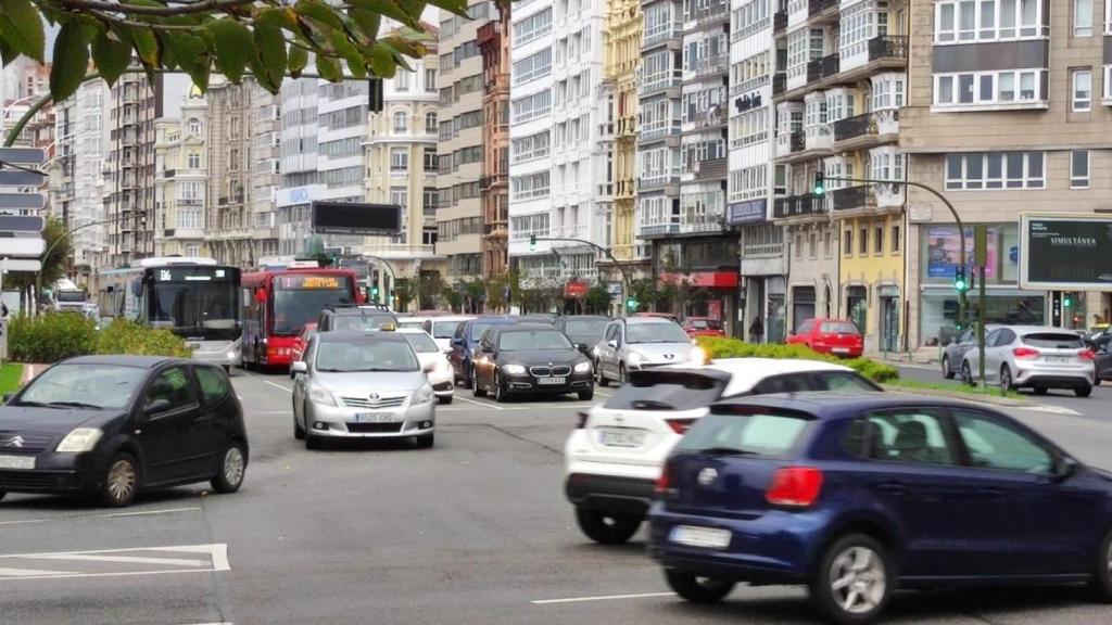 Vehículos circulan por Linares Rivas y plaza de Ourense, una zona de alta congestión de tráfico en A Coruña.