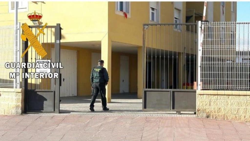 Un agente en la puerta del cuartel que la Guardia Civil tiene en Cuevas del Almanzora.