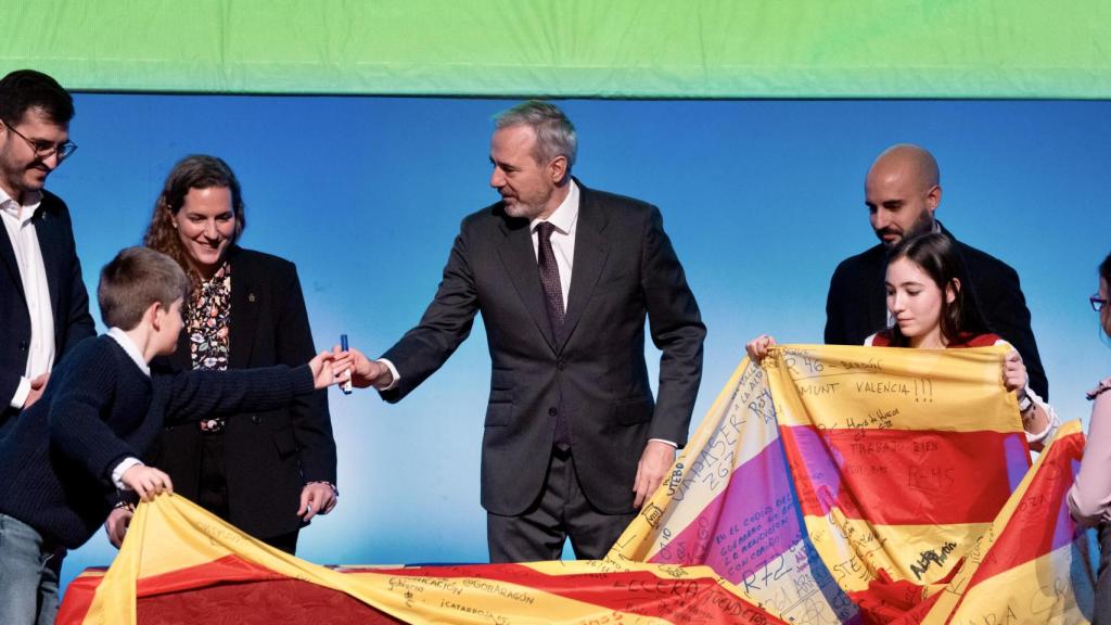 El presidente de Aragón, con la bandera.