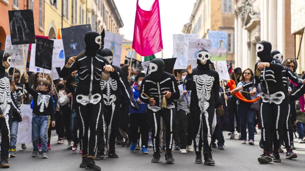 Jordi Colomer: 'Modena Parade / Corteo Modenese', 2022. Foto: Jordi Colomer