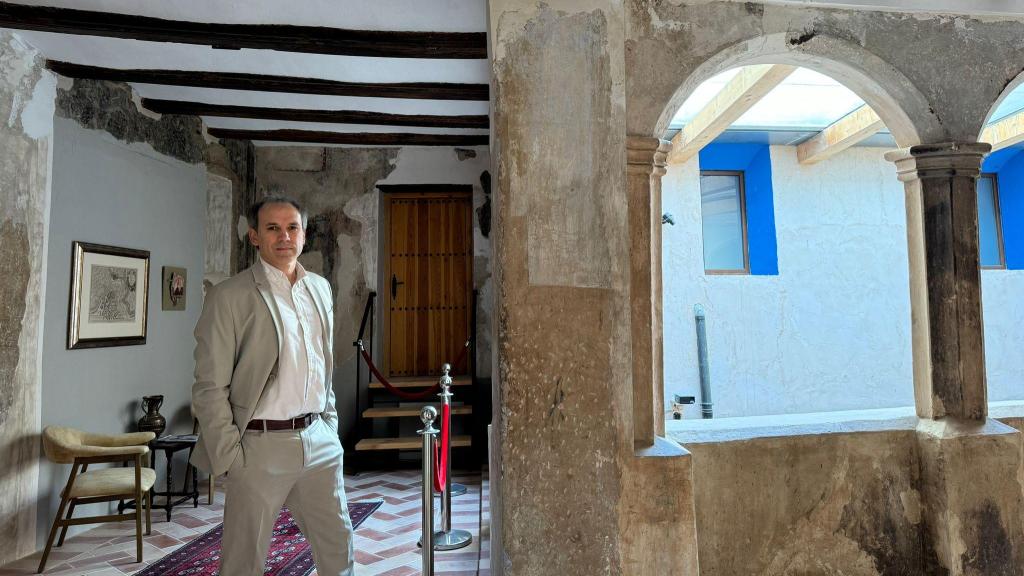 Luis Zueco en el interior del castillo.