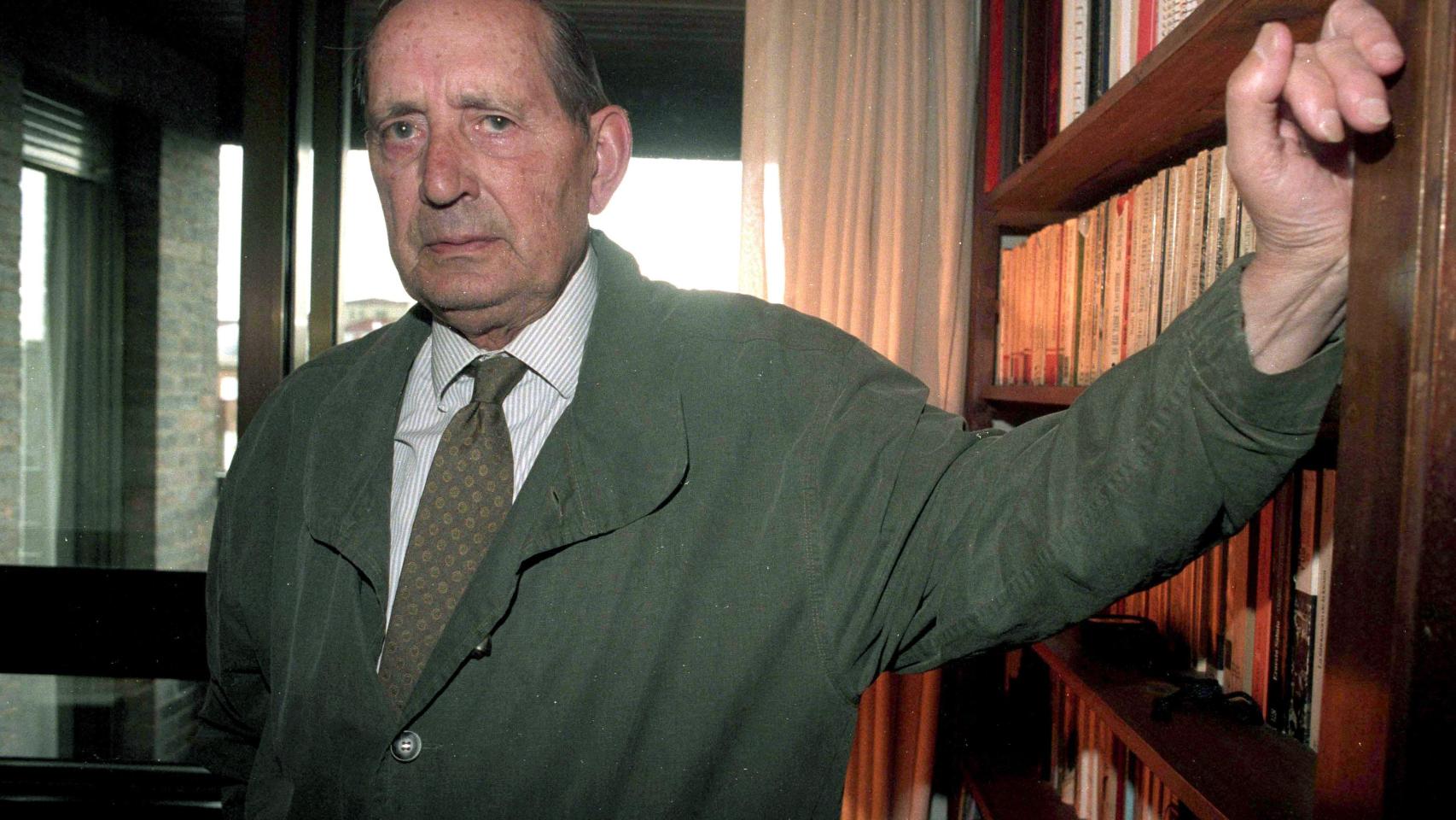 El escritor Miguel Delibes en su domicilio de Valladolid en una imagen de archivo