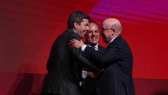 Carlos Mazón y Carlos Baño entregando la medalla de oro y diamantes a Toni Mayor.