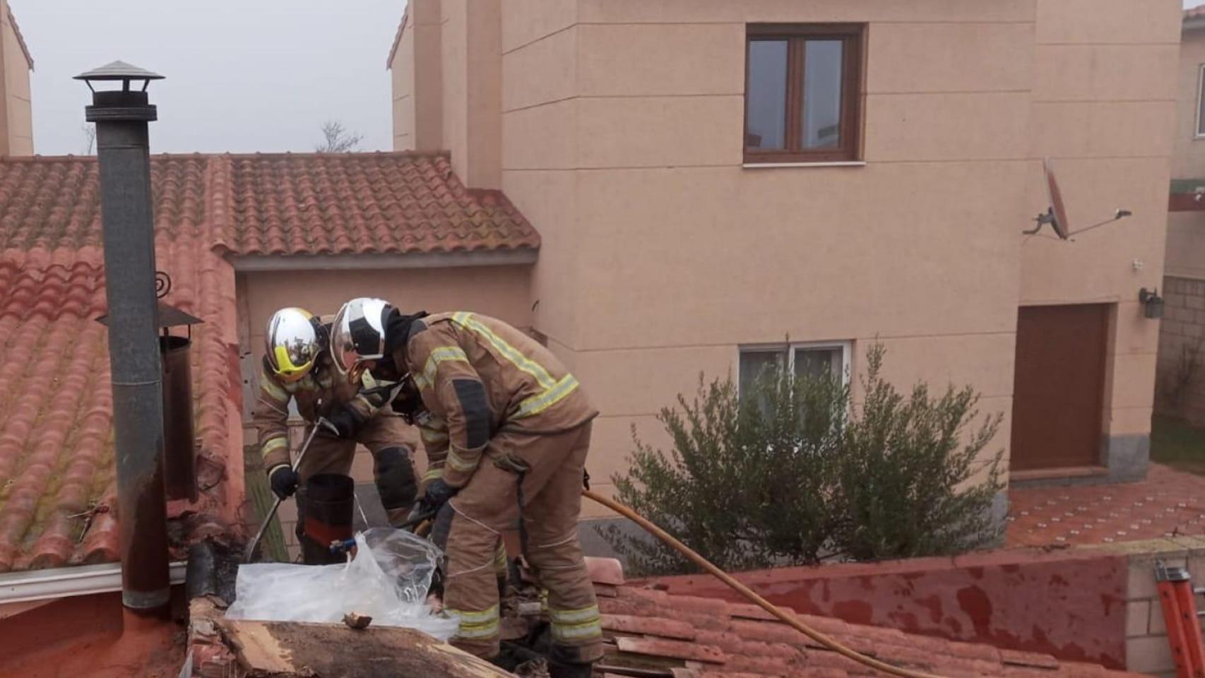 Foto de archivo de una intervención en un incendio por una chimenea.