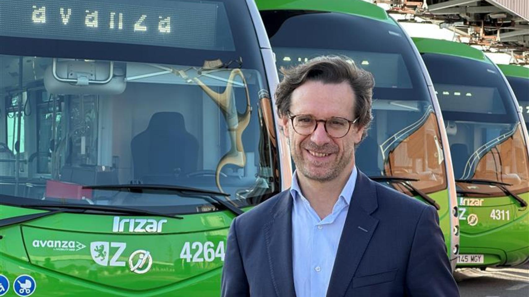 Ríos, con los autobuses eléctricos de fondo.