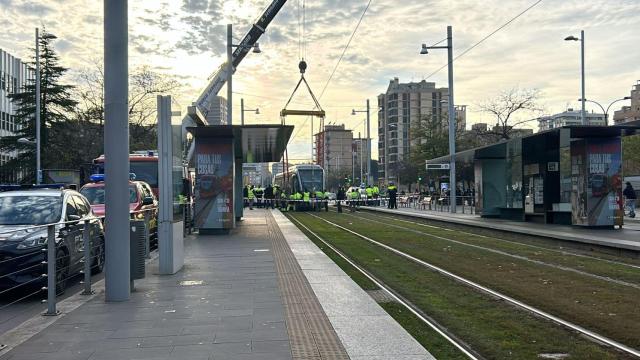 Una grúa se ha tenido que desplazar para levantar el tranvía tras el trágico accidente en Zaragoza