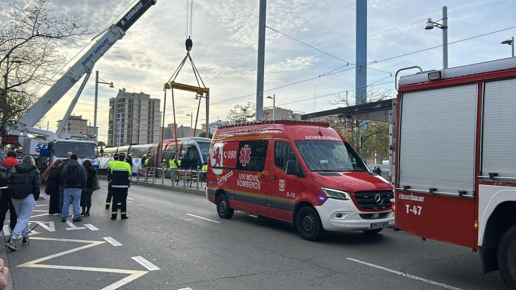 Ha sido necesaria una grúa para levantar el tranvía tras el accidente