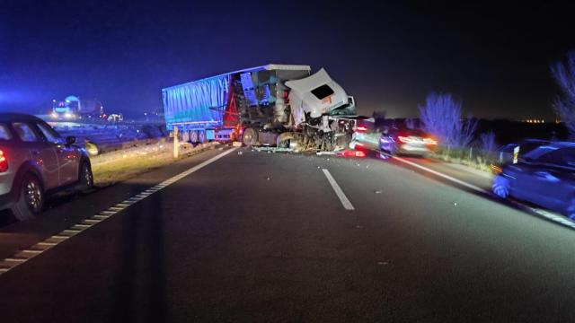 Uno de los camiones accidentados en la AP-68 en sentido Zaragoza.