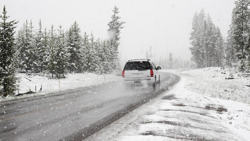 La nieve complica la circulación y obliga a extremar la precaución en más de 10 carreteras de Castilla y León