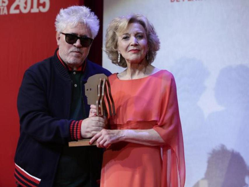Pedro Almodóvar y Marisa Paredes durante los premios Fotogramas de Plata 2015.