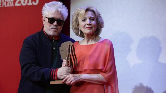 Pedro Almodóvar y Marisa Paredes durante los premios Fotogramas de Plata 2015.