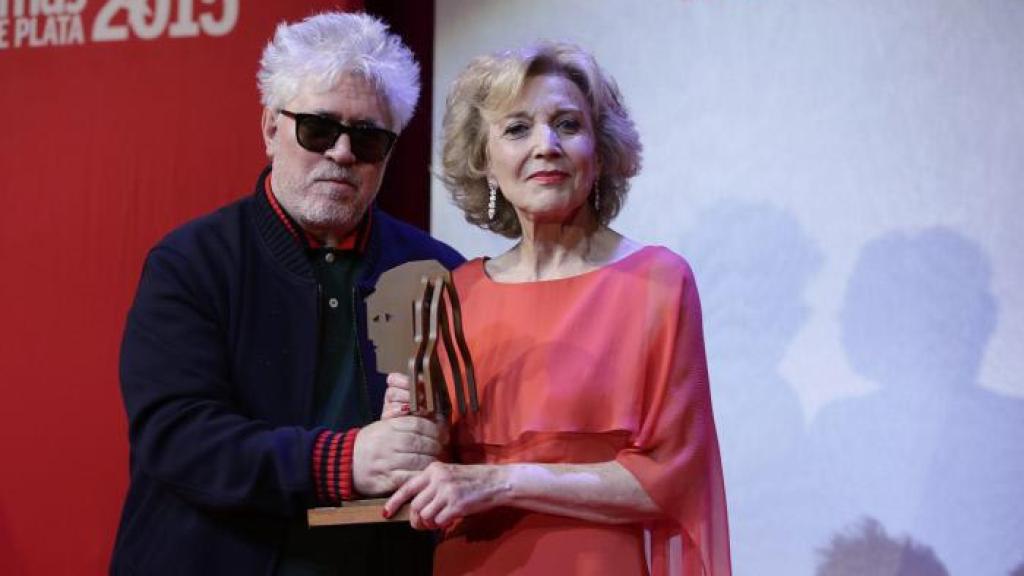 Pedro Almodóvar y Marisa Paredes durante los premios Fotogramas de Plata 2015.