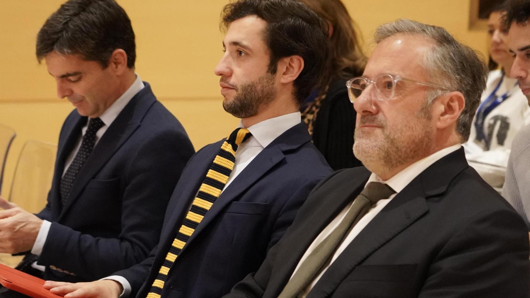 El director de la Fundación de Castilla y León, Juan Zapatero, el presidente de la Fundación Godofredo Garabito y Gregorio, Guillermo Garabito, y el presidente de las Cortes de Castilla y León, Carlos Pollán, en la presentación del Observatorio Castilla y León Importa 2024, este martes en la Cámara autonómica